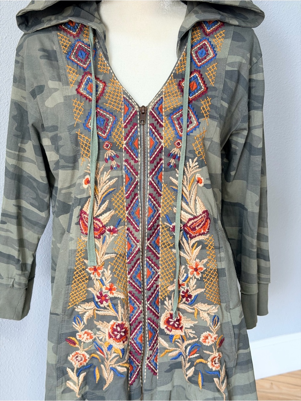 Cait Celeste Camouflage Floral Embroidered Zip Hoodie Tunic Sweater Medium GUC - Picture 2 of 11
